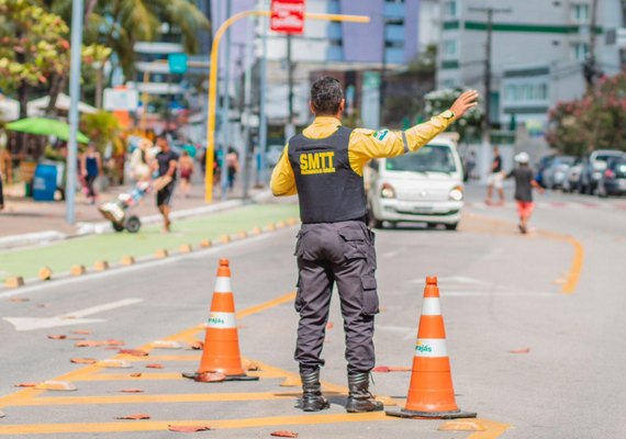 Obra de saneamento modifica trânsito na Ponta Verde