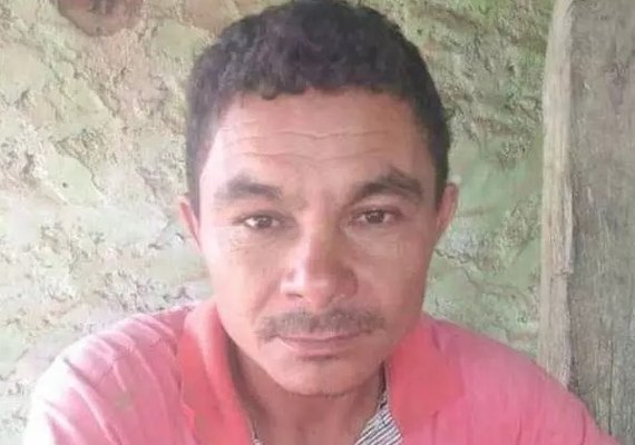 Homem tem casa invadida por dois criminosos e é morto a tiros na frente da família