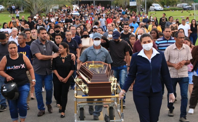 Corpo de motorista por app é velado e sepultado no Parque das Flores em Maceió