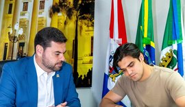 João Catunda toma posse na Câmara e apresenta pedido de licença do mandato