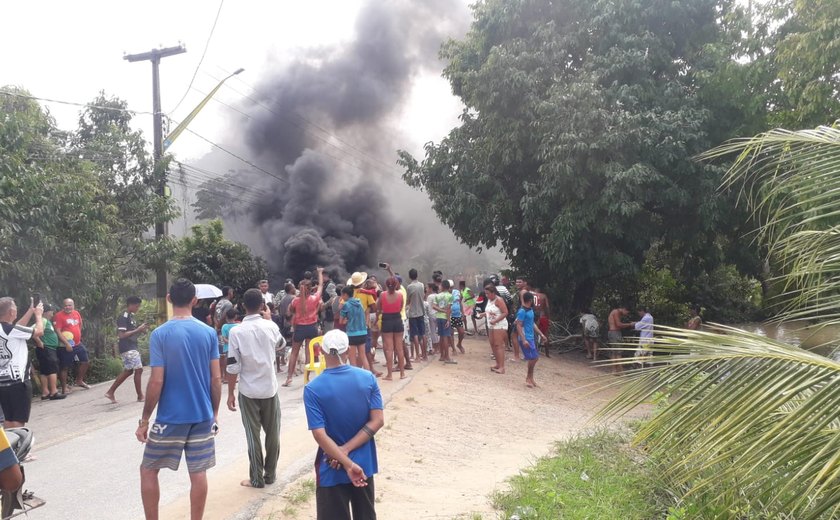 Moradores fecham rodovia em São Miguel dos Milagres