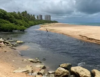Mulher é resgatada após princípio de afogamento no Rio Jacarecica, em Maceió
