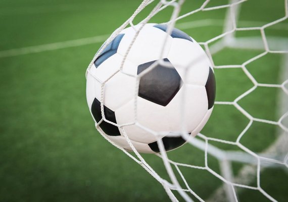 Grêmio vence Atlético-GO e se mantém oito pontos atrás do Corinthians