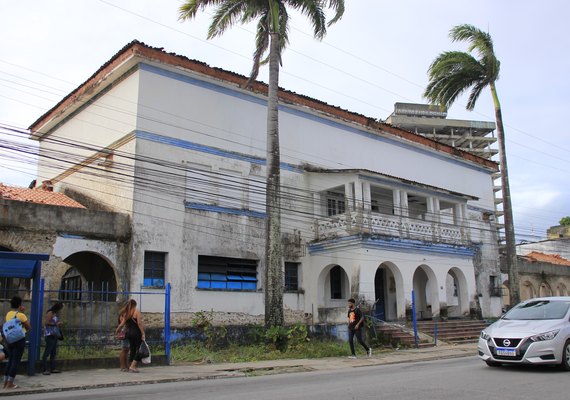Abandonado, prédio do Cenarte sofre ação de vândalos