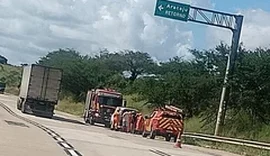Kombi é destruída por incêndio às margens da BR-101 em Igreja Nova
