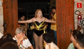 Drag Dinner Alagoas celebra divas pop em noite de glamour em Maceió