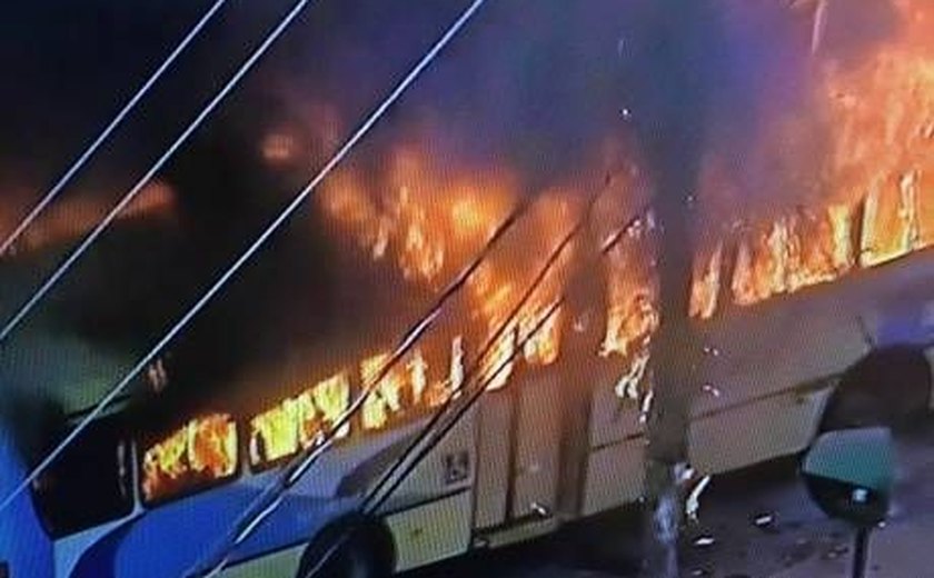 Ônibus são incendiados em ataque de criminosos no Rio de Janeiro