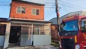 Bombeiros controlam princípio de incêndio em residência no Conjunto Village Campestre