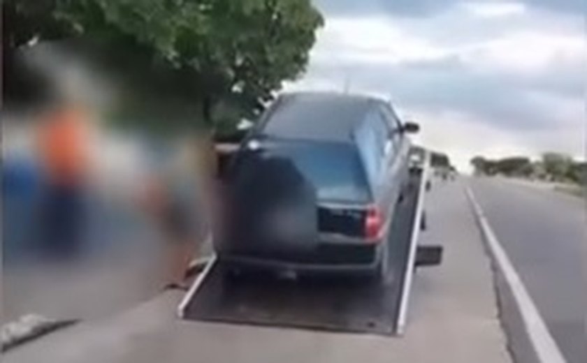 Carro roubado após sequestro em Água Branca é encontrado em Santana do Ipanema