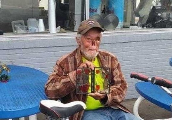 Idoso é convidado a se retirar de lanchonete por sua aparência