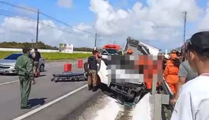 Motorista fica ferido após caminhão tombar na Barra de São Miguel