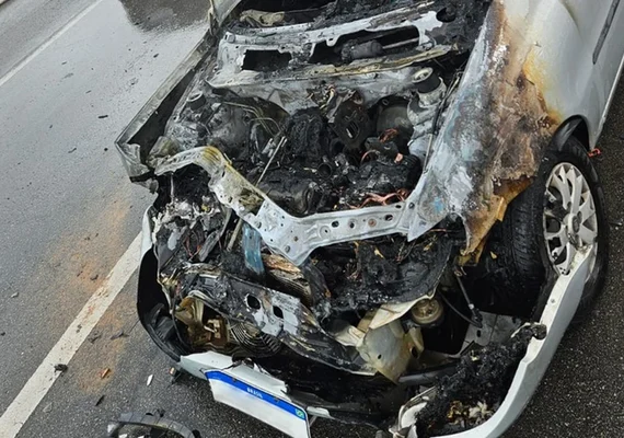 Carro pega fogo após colisão em ponte de Maceió