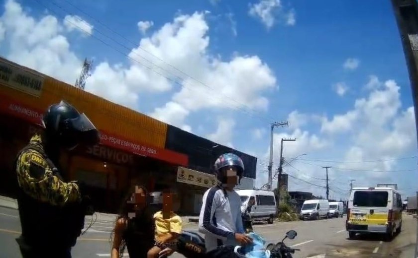Motociclista inabilitado é flagrado transportando duas crianças na Av. Durval de Góes Monteiro