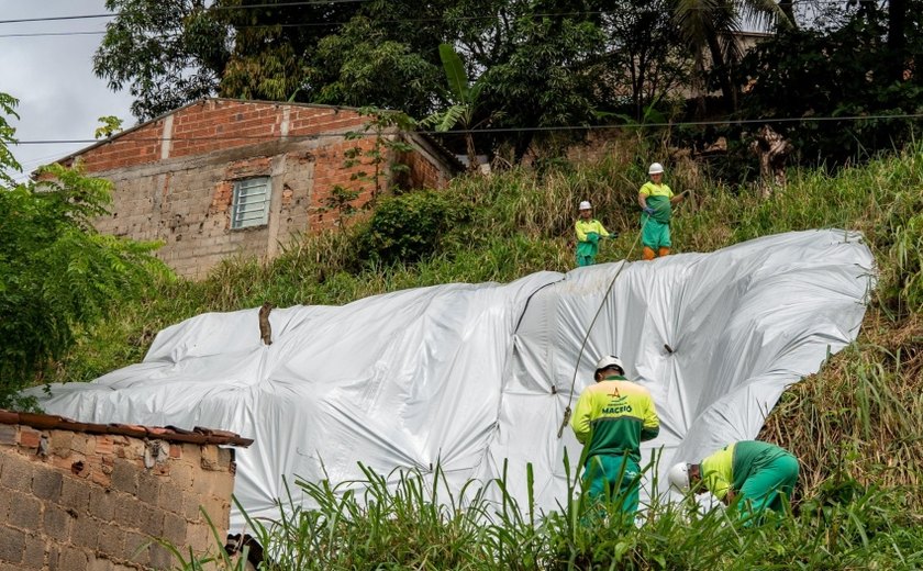 Equipes iniciam instalação de lonas em quatro regiões da capital