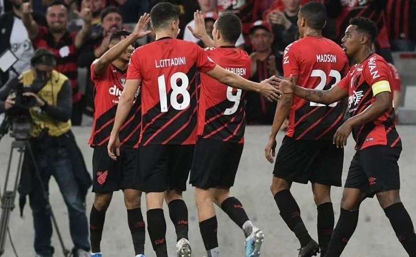 Athletico Paranaense sai atrás, mas goleia Fortaleza na Arena