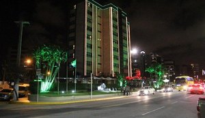 Hotel Ponta Verde inaugura decoração natalina com show de luzes e coral infantil