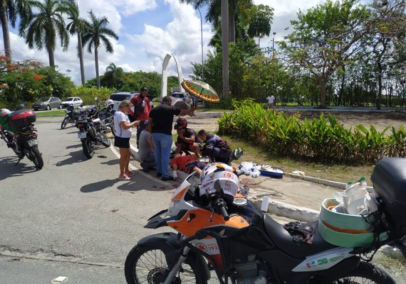Samu socorre vítima de colisão entre carro e moto na Durval de Góes Monteiro