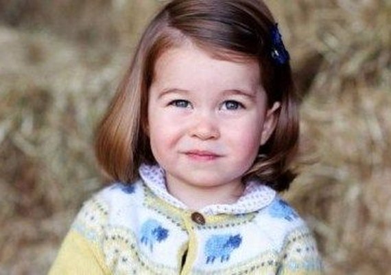 Família real britânica divulga nova foto oficial de Charlotte