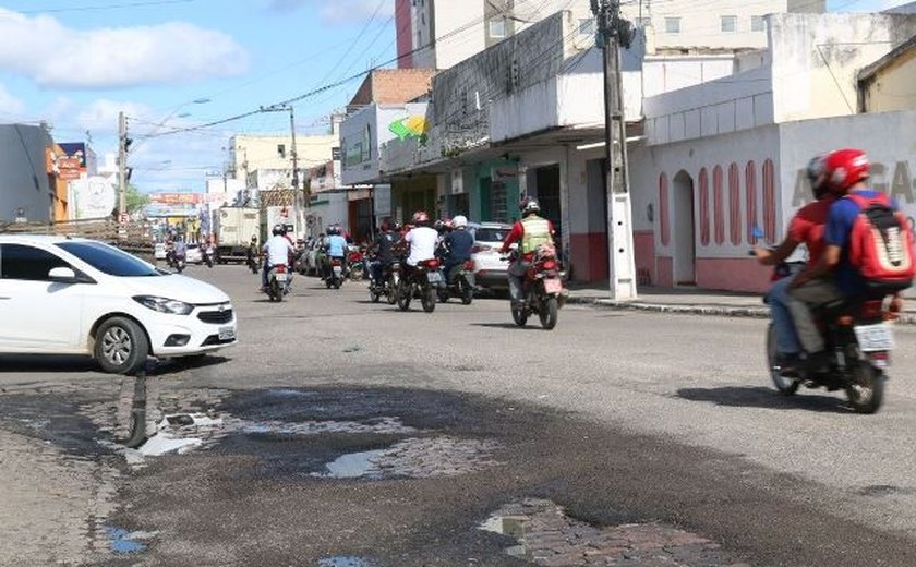 Buracos atrapalham trânsito em Arapiraca