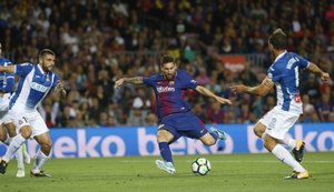 Messi faz três, Barcelona goleia e vira líder do Campeonato Espanhol