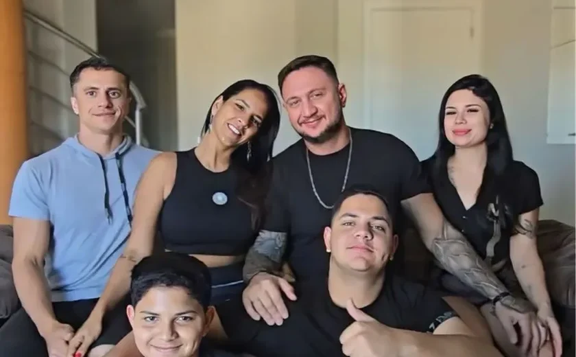 Quatro adultos e dois filhos: veja como vive família brasileira adepta ao poliamor