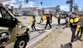 Estudantes fazem ação no trânsito para marcar Setembro Amarelo