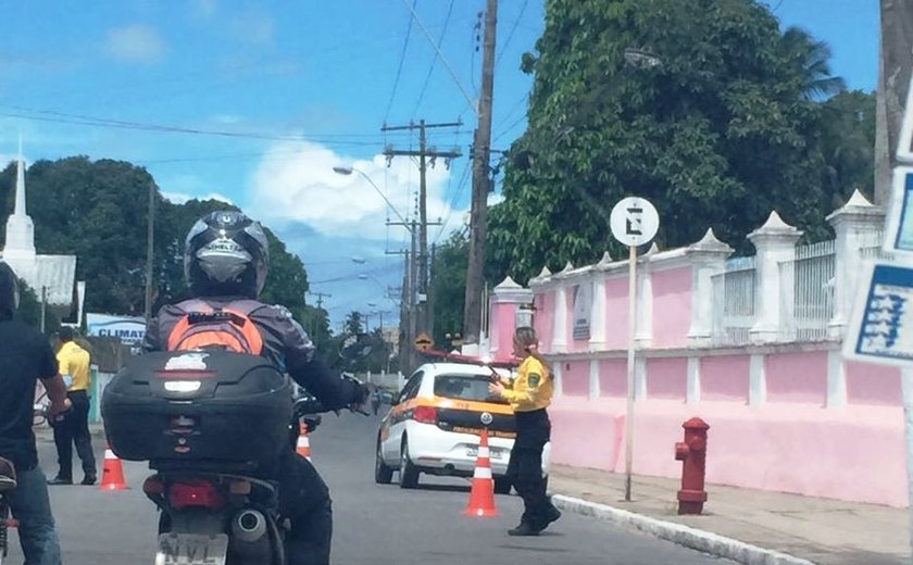 Trânsito é desviado no Mutange por conta de vazamento em tubulação da Braskem