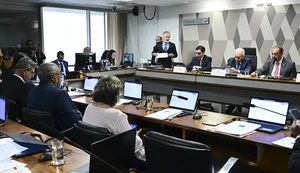 CCJ do Senado aprova PEC que acaba com jornada 6x1