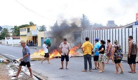 Avenida na Serraria é bloqueada em protesto por falta de asfalto e esgoto