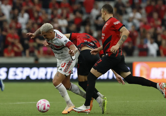 São Paulo empata com o Athletico-PR e segue sem vencer fora de casa no Brasileirão