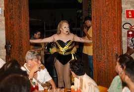 Drag Dinner Alagoas celebra divas pop em noite de glamour em Maceió