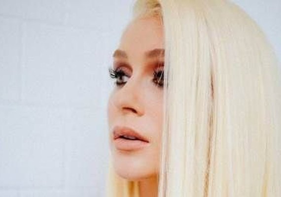 Marina Ruy Barbosa abandona o ruivo e surge com o cabelo platinado