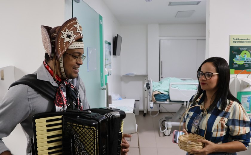 Sanfoneiro emociona pacientes em clima junino em Maceió