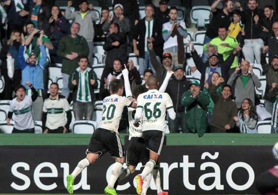 Com reforços, Coritiba estreia com goleada diante do Atlético-GO