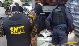 DMTT flagra veículo transportando maconha e armas brancas