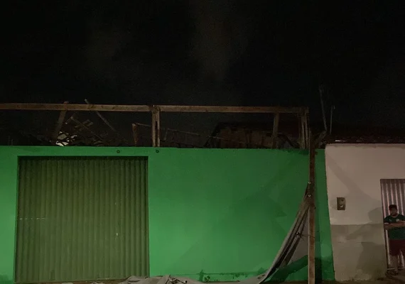 Danos materiais: telhado de escola desaba em Arapiraca