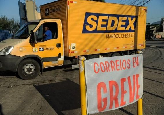 Contra mudanças no plano de saúde, trabalhadores dos Correios fazem ato no Rio