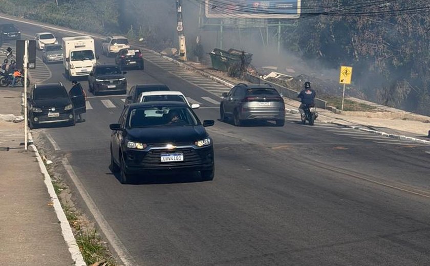Corpo de Bombeiros combate incêndio em vegetação na Avenida Rotary