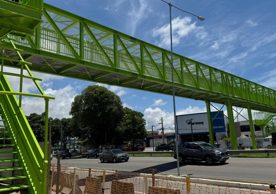 Instalação de passarela interdita trecho da Av. Durval de Góes Monteiro no sábado (18)
