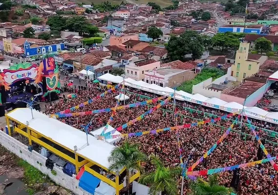 CarnaLaje reúne cerca de 20 mil foliões no tradicional mela-mela
