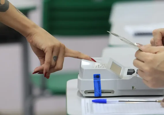Ministros do TSE se reúnem às portas fechadas após decisão de Zanin