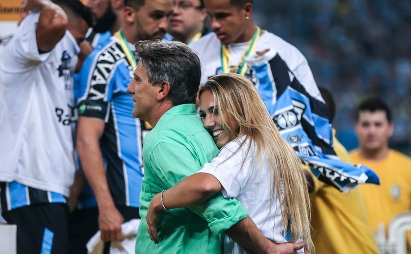 Renato Gaúcho comemora título do Grêmio com filha em campo