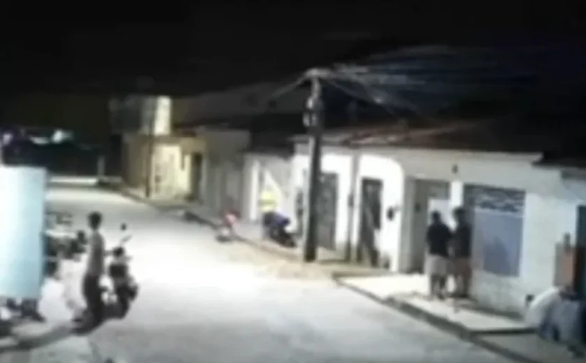 Câmera de segurança flagra momento que jovem é morto com golpe de faca durante discussão
