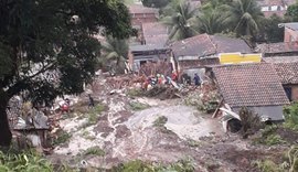 Três casas desabam em Penedo e Corpo de Bombeiros é acionado para realizar o resgate