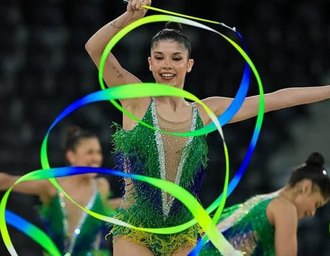 Vereador entrega comenda e homenageia campeã mundial de ginástica rítmica Duda Arakaki