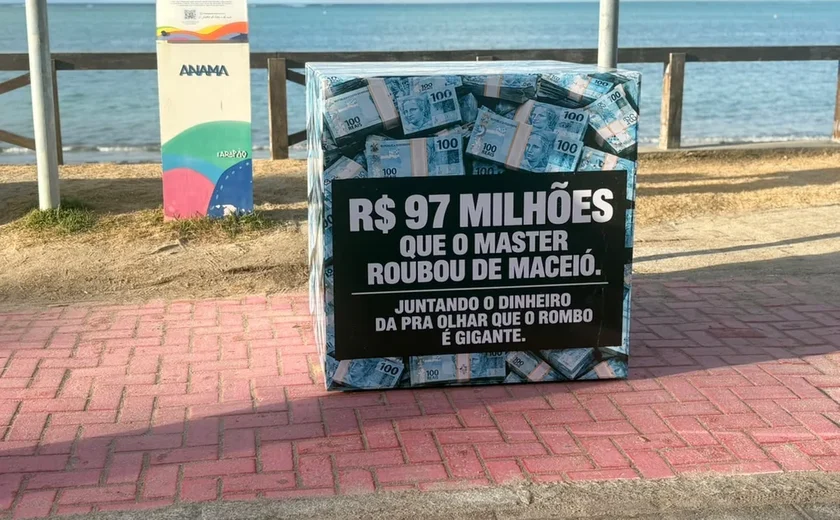 Caixas com reprodução de dinheiro fazem referência a investimentos do Iprev no Banco Master