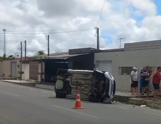 Carro capota após colisão em cruzamento no Tabuleiro do Martins, em Maceió