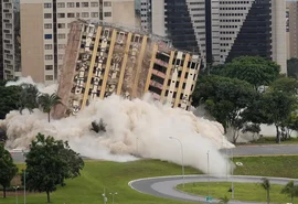 Tradicional hotel de luxo é implodido no centro de Brasília