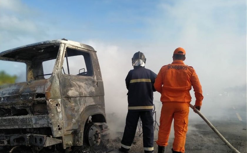 Caminhão que transportava materiais de alumínio pega fogo em Feliz Deserto