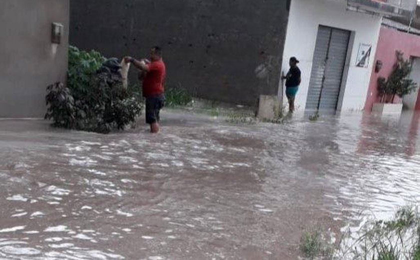 Léo Saturnino cobra solução para alagamentos em bairros de Arapiraca